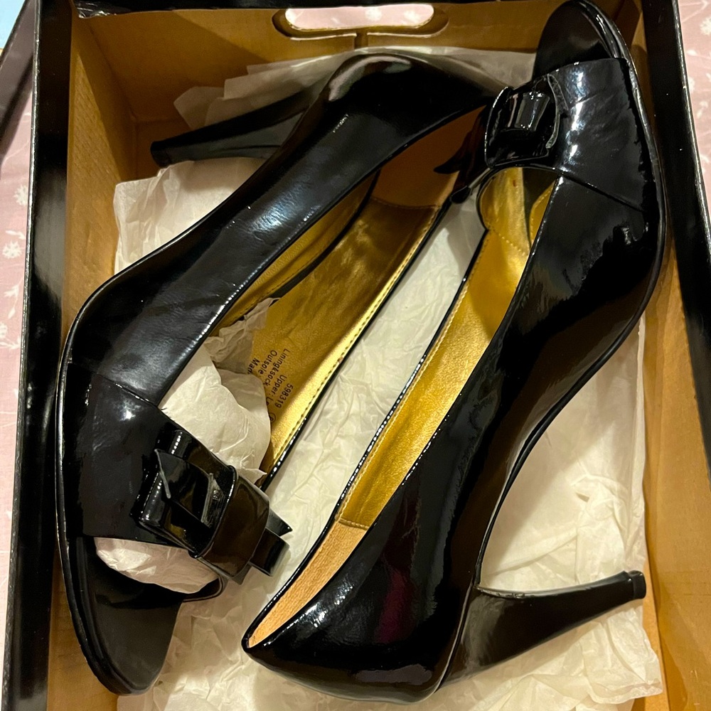 Open toe black patent leather dressy pump with bow